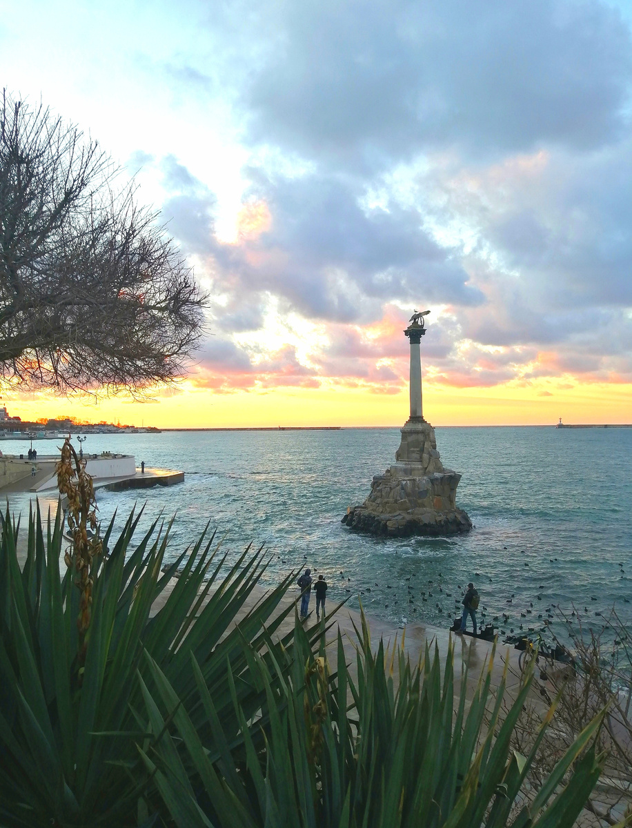 Памятник затопленным кораблям - визитная карточка Севастополя, был открыт в 1905 году