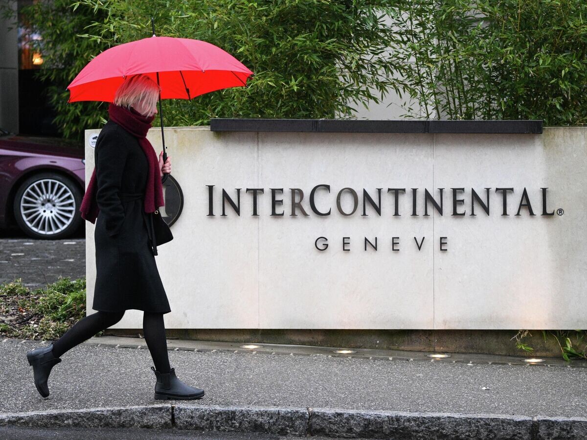    Прохожая у отеля "Интерконтиненталь" в Женеве перед началом второго дня переговоров представителей России, США и Украины | © РИА Новости / Кирилл Зыков