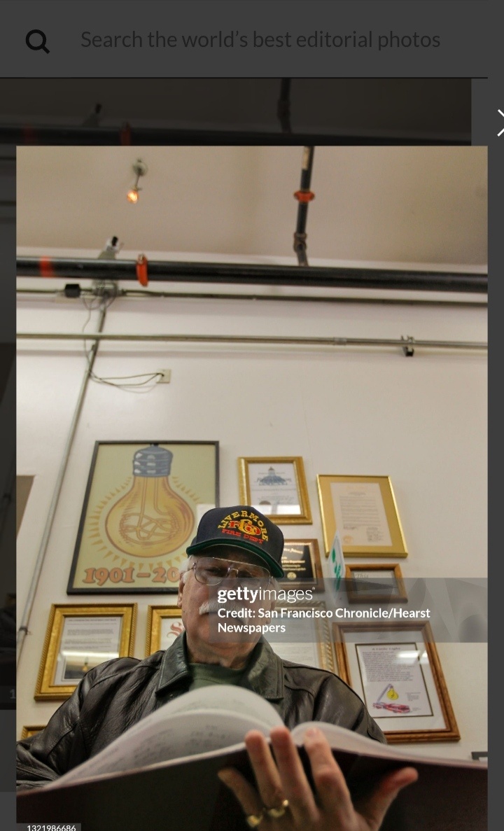 История, полная приключенийЛампа была подарена пожарной части местным предпринимателем Деннисом Берналом в 1901 году . С тех пор она несколько раз переезжала вместе со станцией. Самый знаменитый переезд случился в 1976 году. Чтобы не повредить бесценный экспонат выкручиванием, провод просто перерезали, а саму лампу в специальном ящике с почетным эскортом пожарных машин перевезли на новое место. В пути она пробыла без света всего 22 минуты .