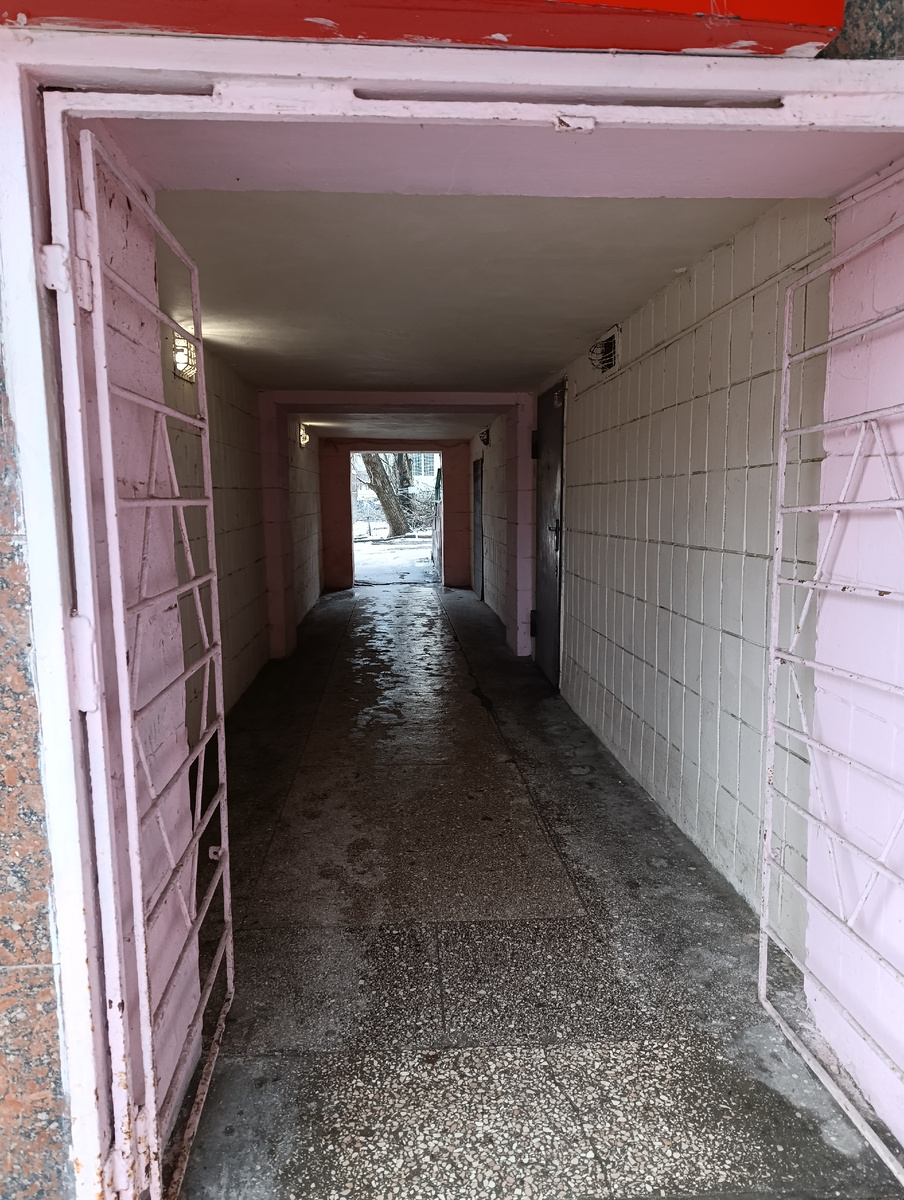 "Портал" (пешеходный переход) внутри жилого дома.