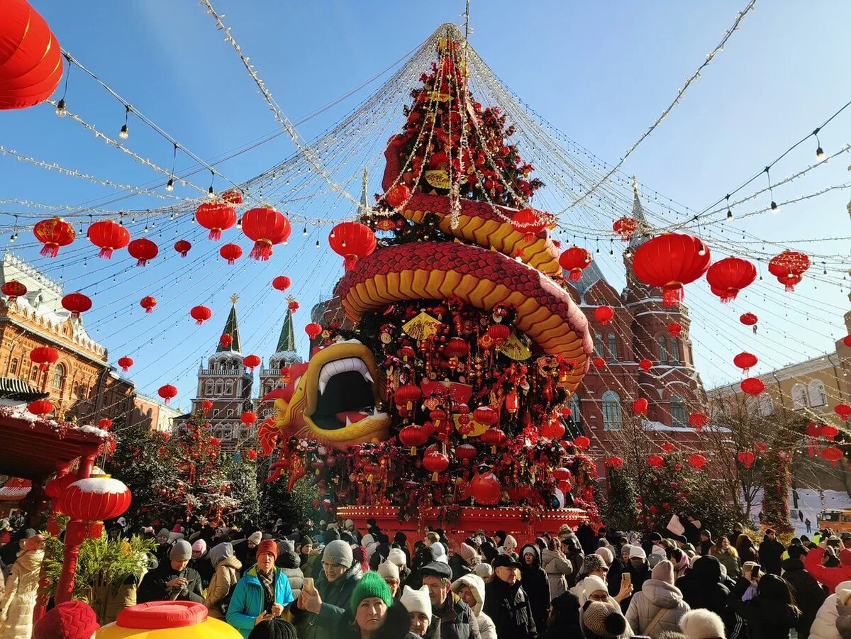 Наша елка плюс китайский дракон равно - китайский Новый год!. Фото автора