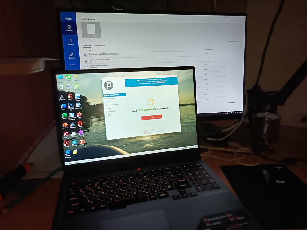 Экран ноута на фоне профессионального графического монитора Dell