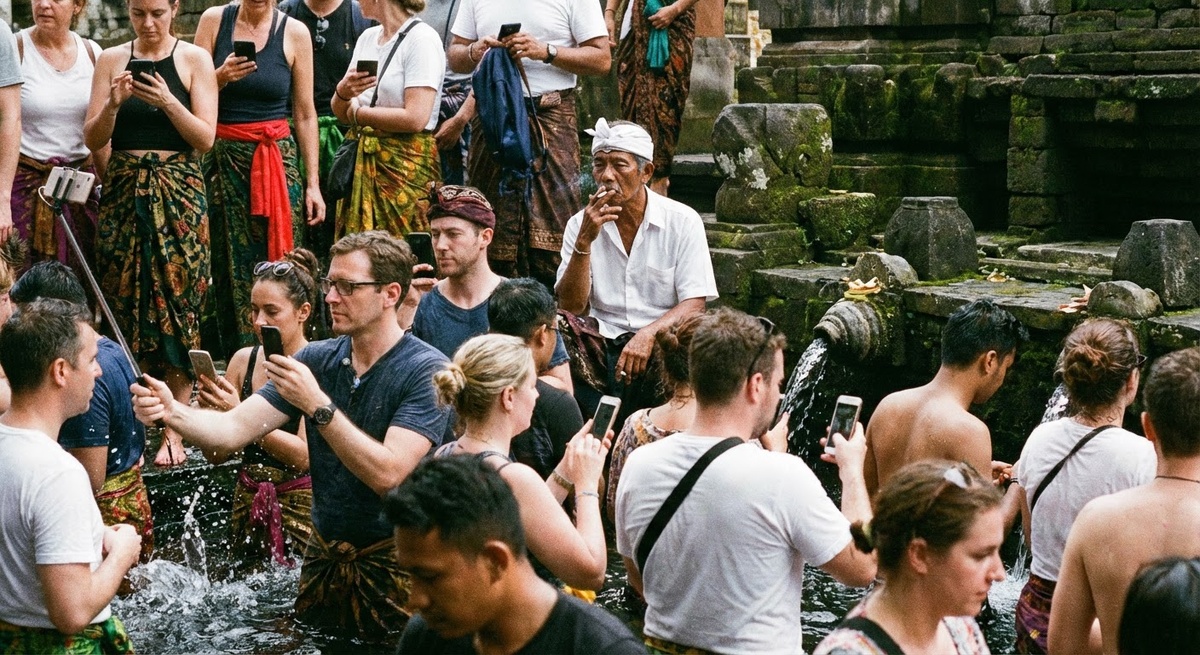 Очередь за просветлением в храме Тирта Эмпул. Священная вода здесь давно смешалась с солнцезащитным кремом туристов.