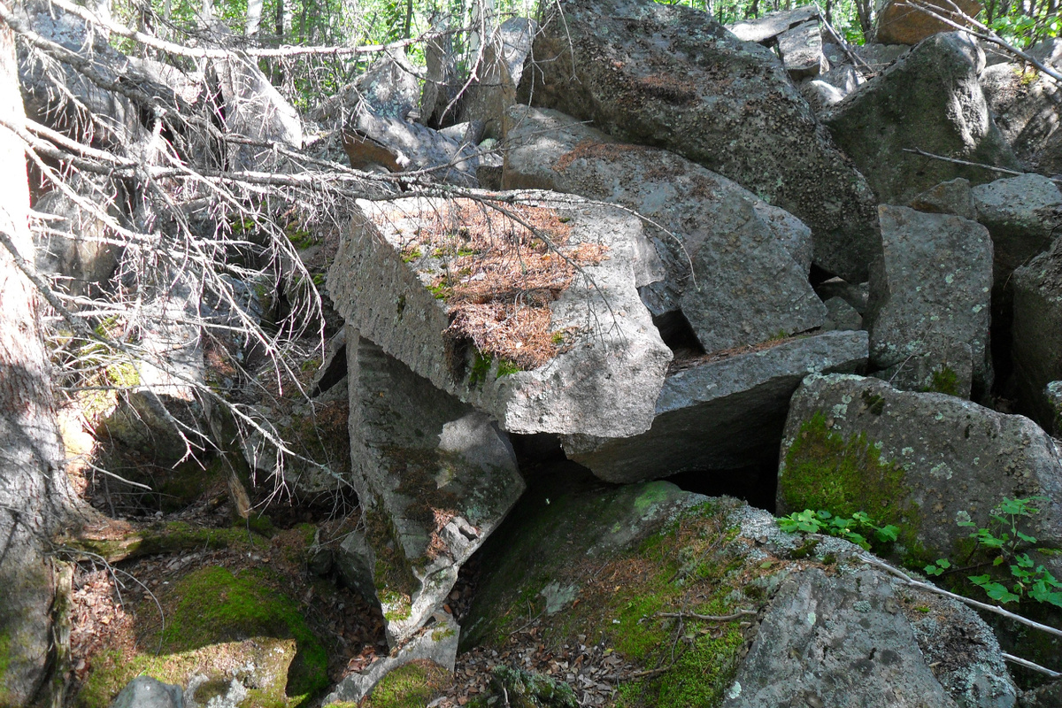 Расколотые валуны Олхинского плато: фото из личного архива автора канала «Жизненный порядок»