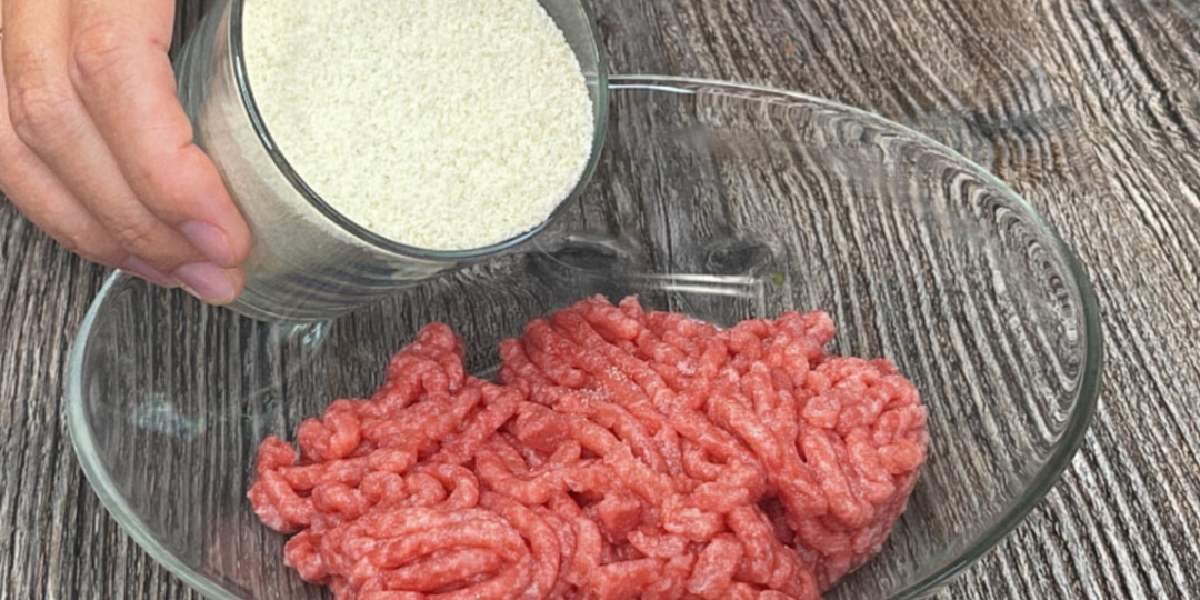 Смешайте манку с фаршем, тот самый хитовый рецепт из 90-х. Всегда готовлю побольше, чтобы на неделю хватило