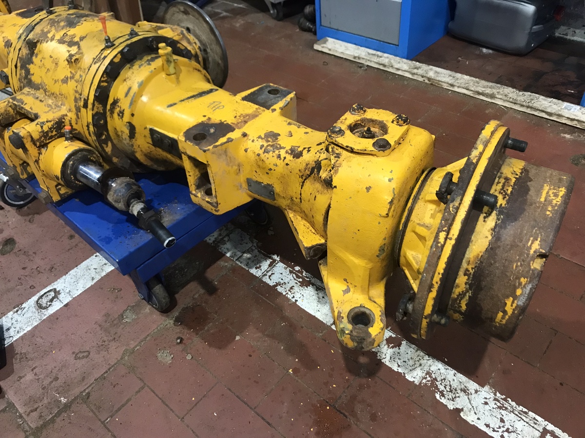 Задний мост экскаватора-погрузчика JCB в ремонте. Фото Тищенко Василий.