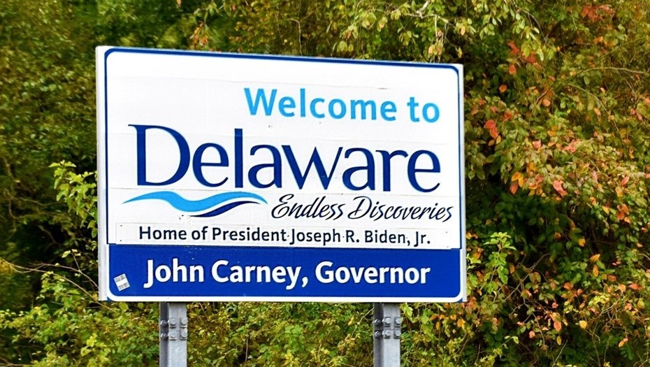 Автор фото: refrina / Shutterstock / FOTODOM. Дорожный знак на въезде в штат Делавэр, США.