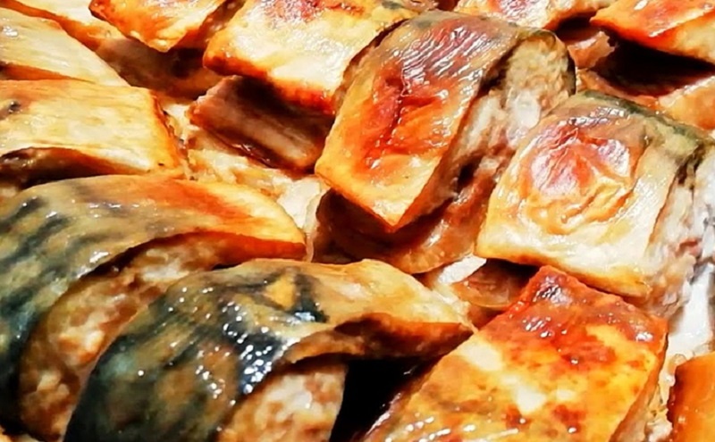 Скумбрия в духовке — как приготовить вкуснее копчёной: ароматная рыба на луковой подушке