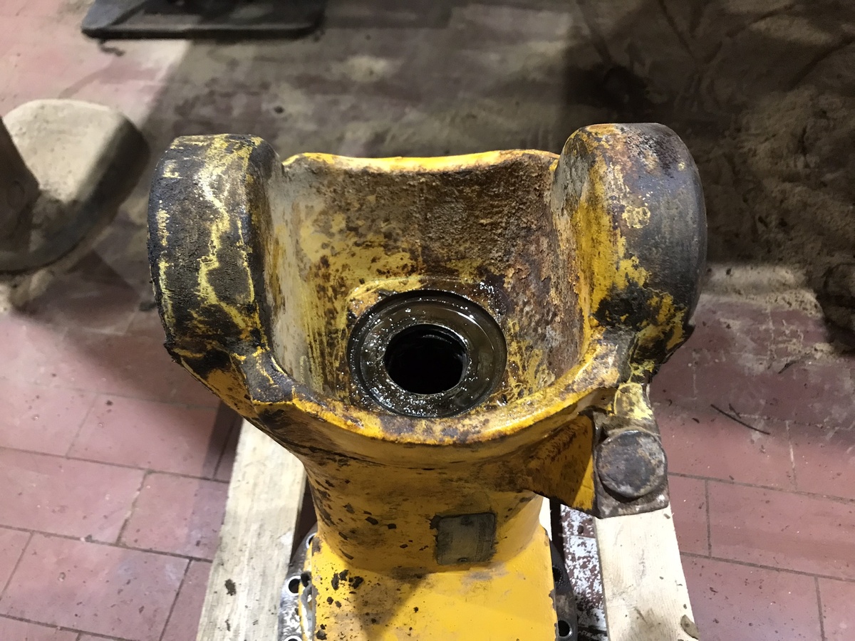 Чулок полуоси с сальником и подшипником. Фото Тищенко Василий.