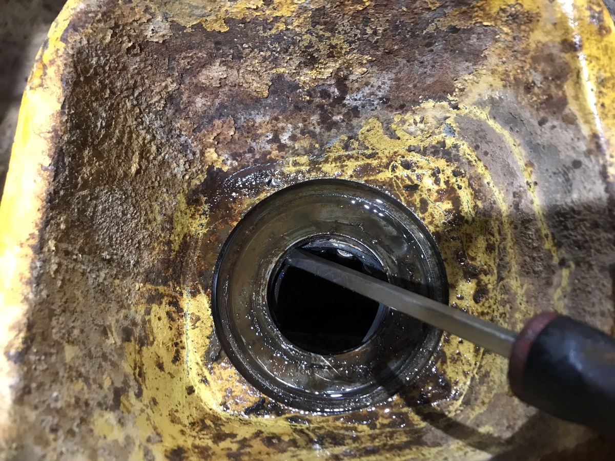 Ударной отверткой пробиваем сальник для удобства. Фото Тищенко Василий.