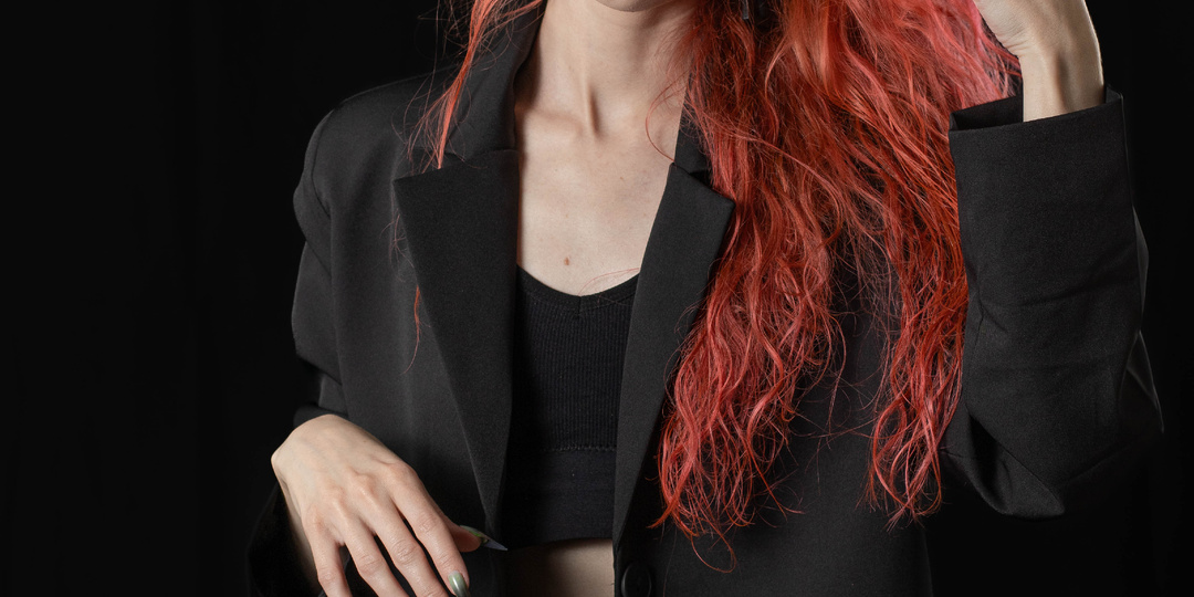 Миниатюрная девушка развлекается с мыльными пузырями