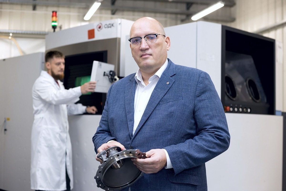    Заместитель главного инженера опытного завода «ОДК-Сатурн» по аддитивным технологиям Денис Федосеев. Источник фото: rostec.ru.