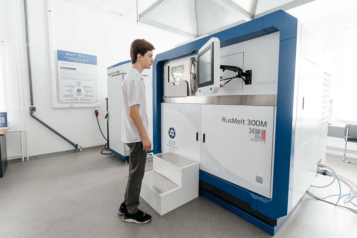    Принтер RusMelt 300M с технологией селективного лазерного сплавления металлопорошковых композиций. Источник фото: strana-rosatom.ru.
