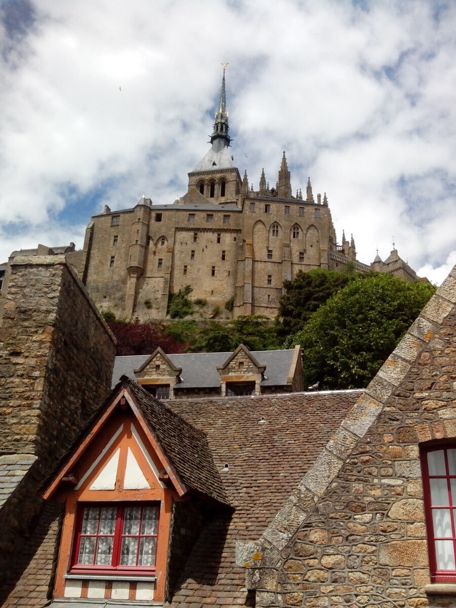 Неприступные стены монастыря, возвышающиеся над крышами домов. Фото автора