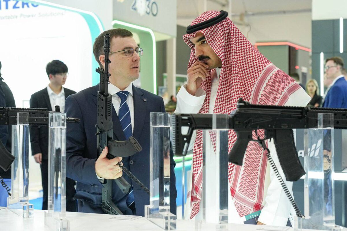 Автоматы АК-15 и АК-19 на выставке