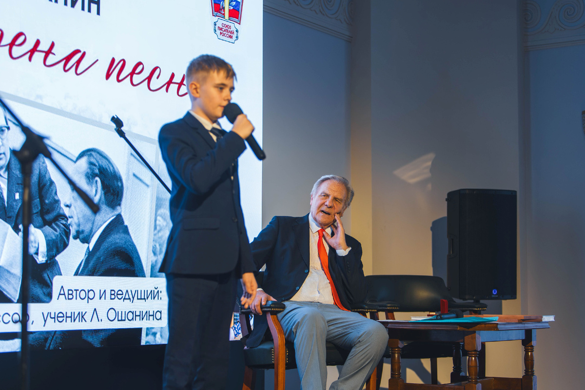 А. Бобров подпевпает внуку Фёдору Боброву - "Жила бы страна родная..."