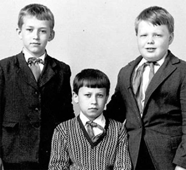 Сергей Крылов в детстве, крайний справа