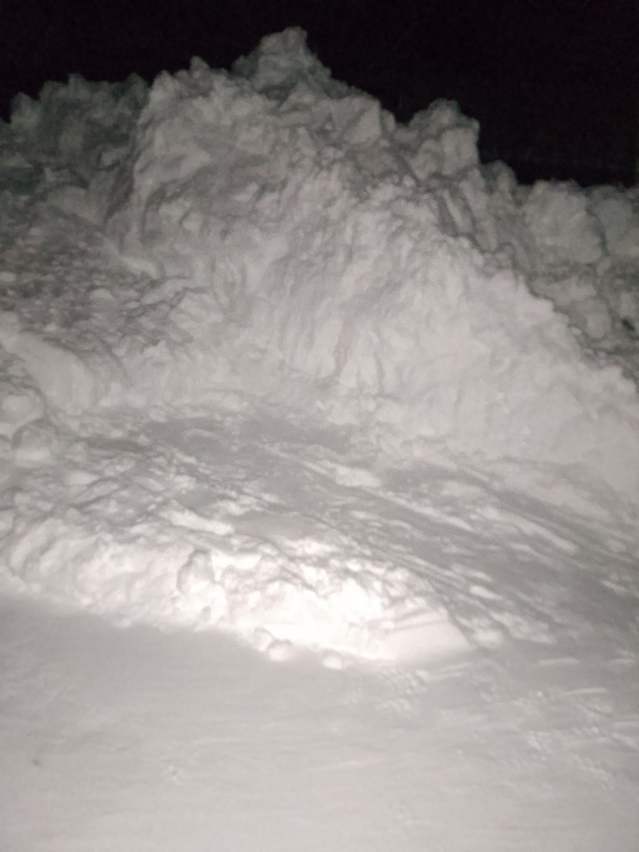 Вот такие сугробы у каждого дома.