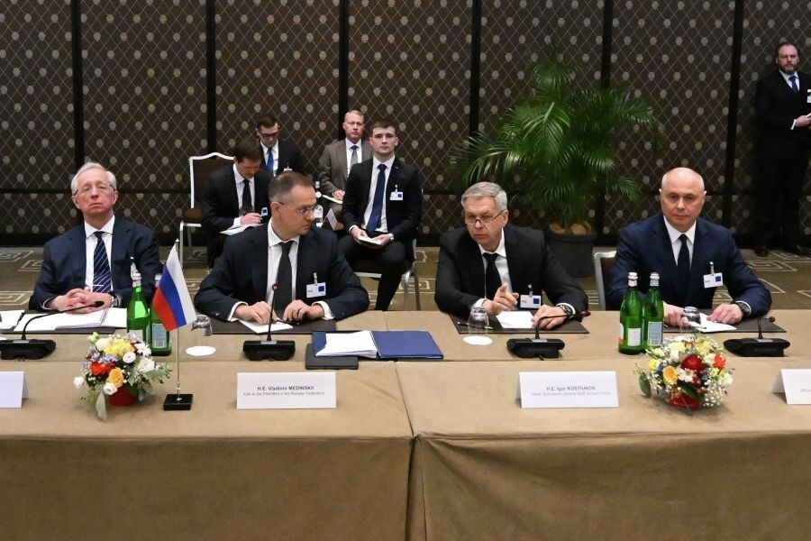    Заместитель министра иностранных дел РФ Михаил Галузин, помощник президента РФ Владимир Мединский, начальник главного разведывательного управления Генерального штаба ВС РФ адмирал Игорь Костюков, начальник управления Главного управления Генерального штаба Вооружённых Сил Российской Федерации Александр Зорин (слева направо) во время трехсторонней встречи делегаций России, США и Украины в Женеве / Источник: © Екатерина Чеснокова/РИА Новости