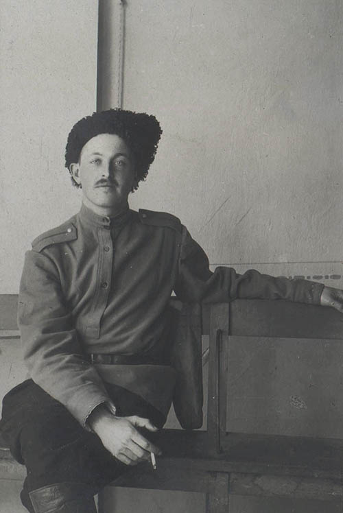 Вероятнее всего, поручик-пехотинец в папахе. Не подхорунжий - из-за формы погон. Экспертные оценки будут? С сайта: https://sammler.ru/