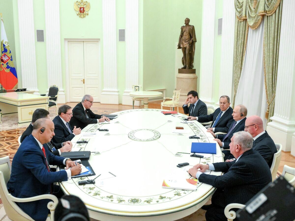    Президент России Владимир Путин и министр иностранных дел Кубы Бруно Родригес Паррилья во время встречи в Кремле | © РИА Новости / Григорий Сысоев