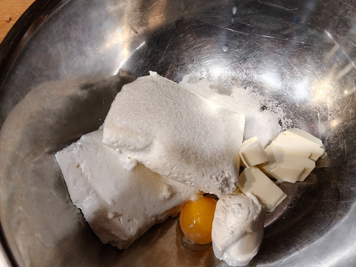 Творог, сдивочное масло,сахар,желток, сметана.