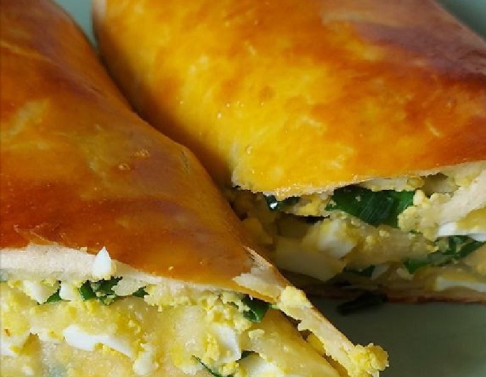 Вкусней, чем из лаваша. Рулет с яйцом и луком за 20 минут - рецепт