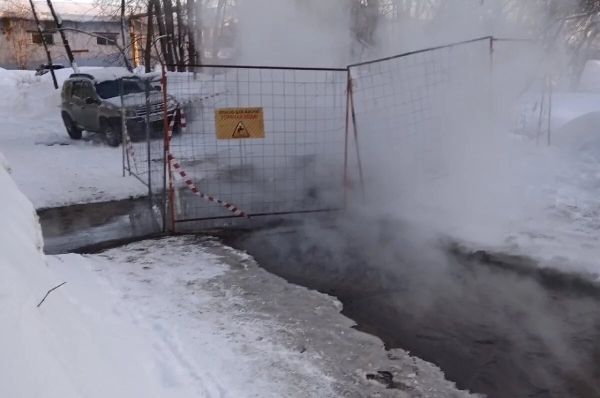    В Перми из-за затопления подвала жилого дома прорвало трубу в асфальте