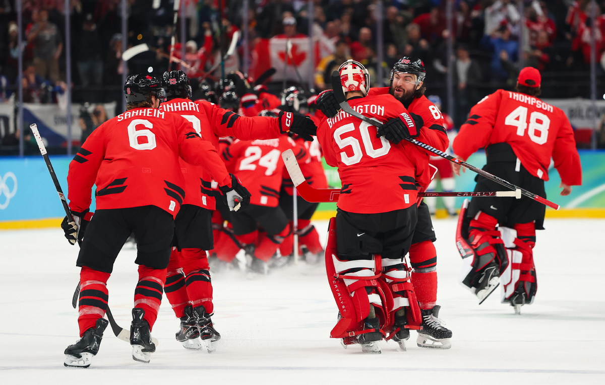    Хоккеисты сборной Канады  Gregory Shamus/Getty Images