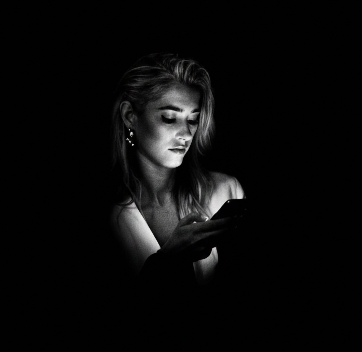 Она тоже ищет. Того самого. Который не сбежит через месяц. Который будет главой, а не соседом по кровати.

Вы уже встретились в ленте. Просто не узнали друг друга.