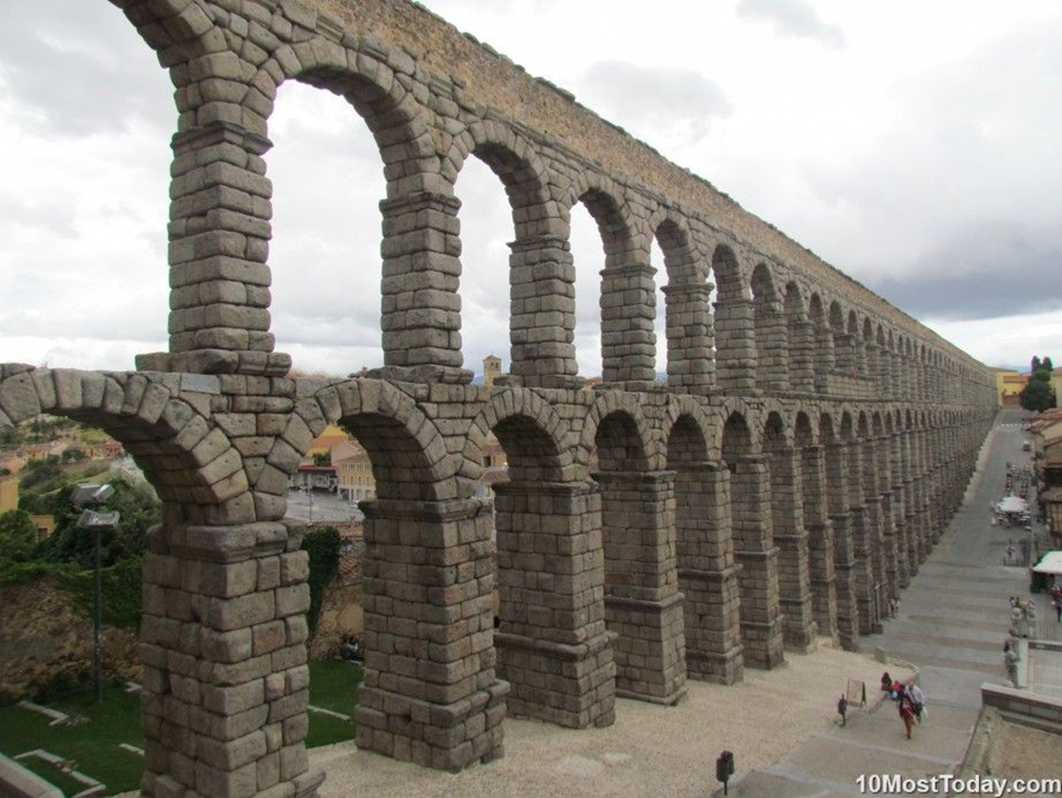 Акведук в испанском городе Сеговия (начало II в. н.э.).