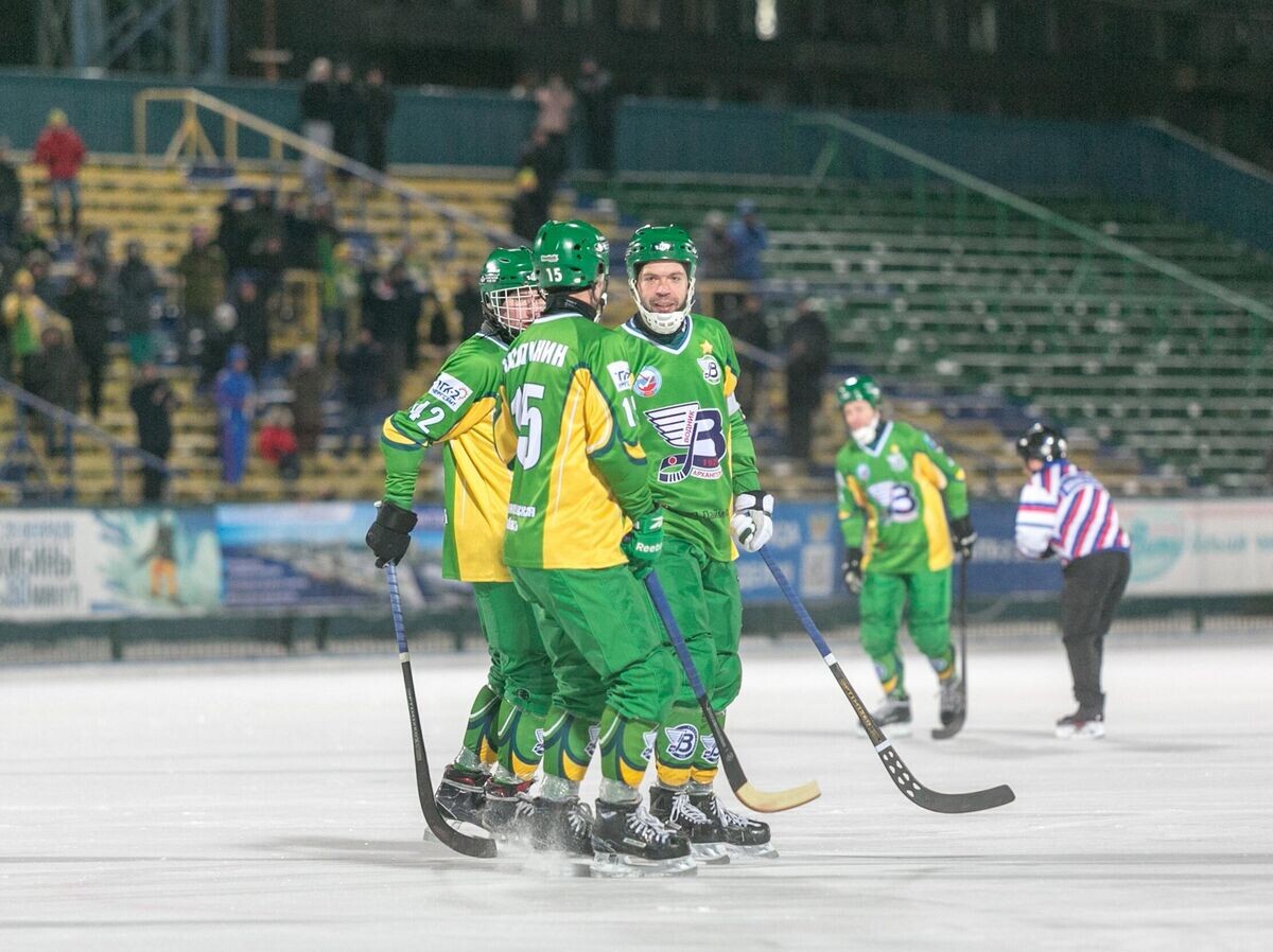    Хоккеисты "Водника" в матче чемпионата России по бенди | © пресс-служба ХК "Водник"