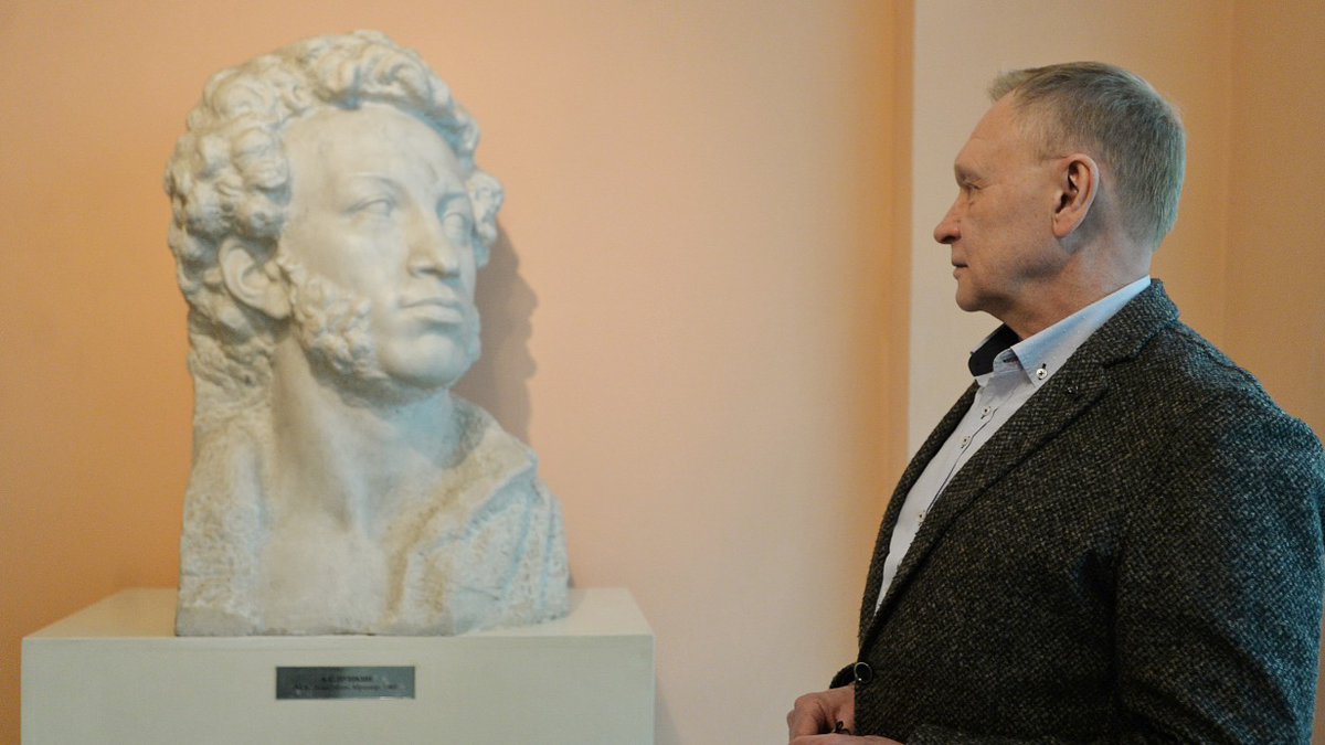    Директор Государственного музея А. С. Пушкина Евгений Богатырев около бюста писателя / Фото: Александр Кочубей / Вечерняя Москва