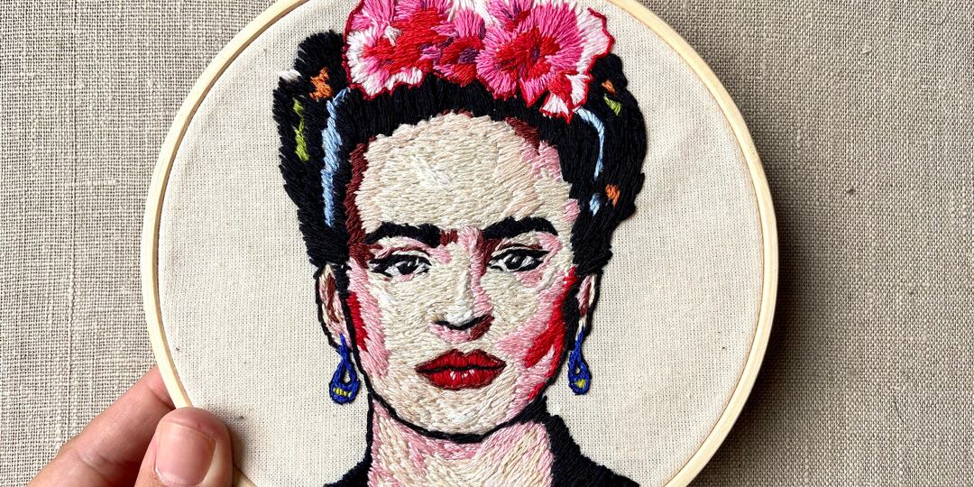 Самая дерзкая вышивка в истории: что скрывала под одеждой знаменитая художница