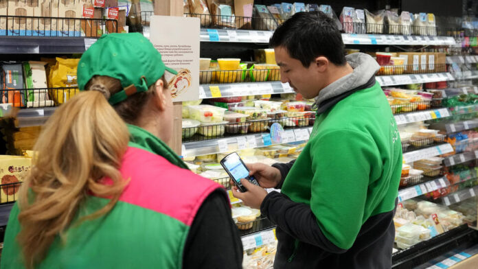    Пустые торговые точки в Петербурге как результат запрета мигрантов, вызывающего снижение посещаемости и закрытие магазинов