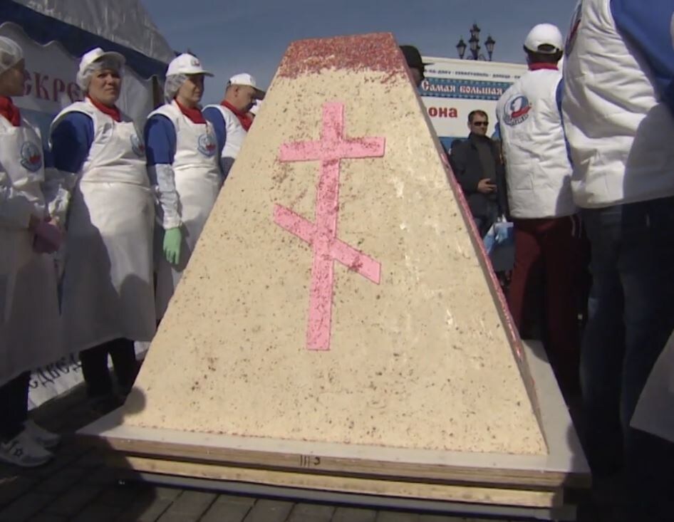 Царь-пасха весом 1140 кг была доставлена в Москву из Ростова в апреле 2018 года. Её установили у Храма Христа Спасителя. Всех желающих угощали бесплатно