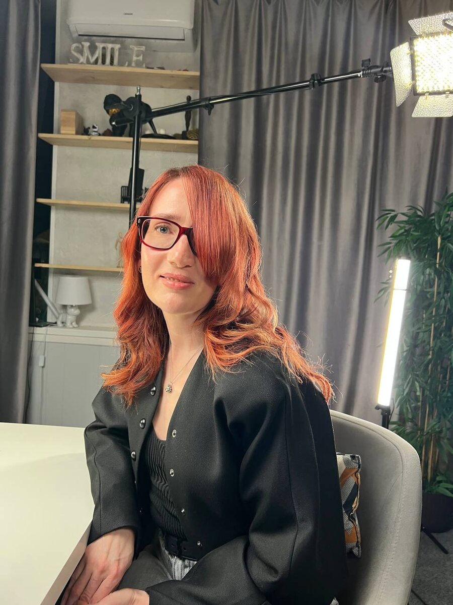 Наталия Франкель в студии на записи этой беседы. декабрь 2025