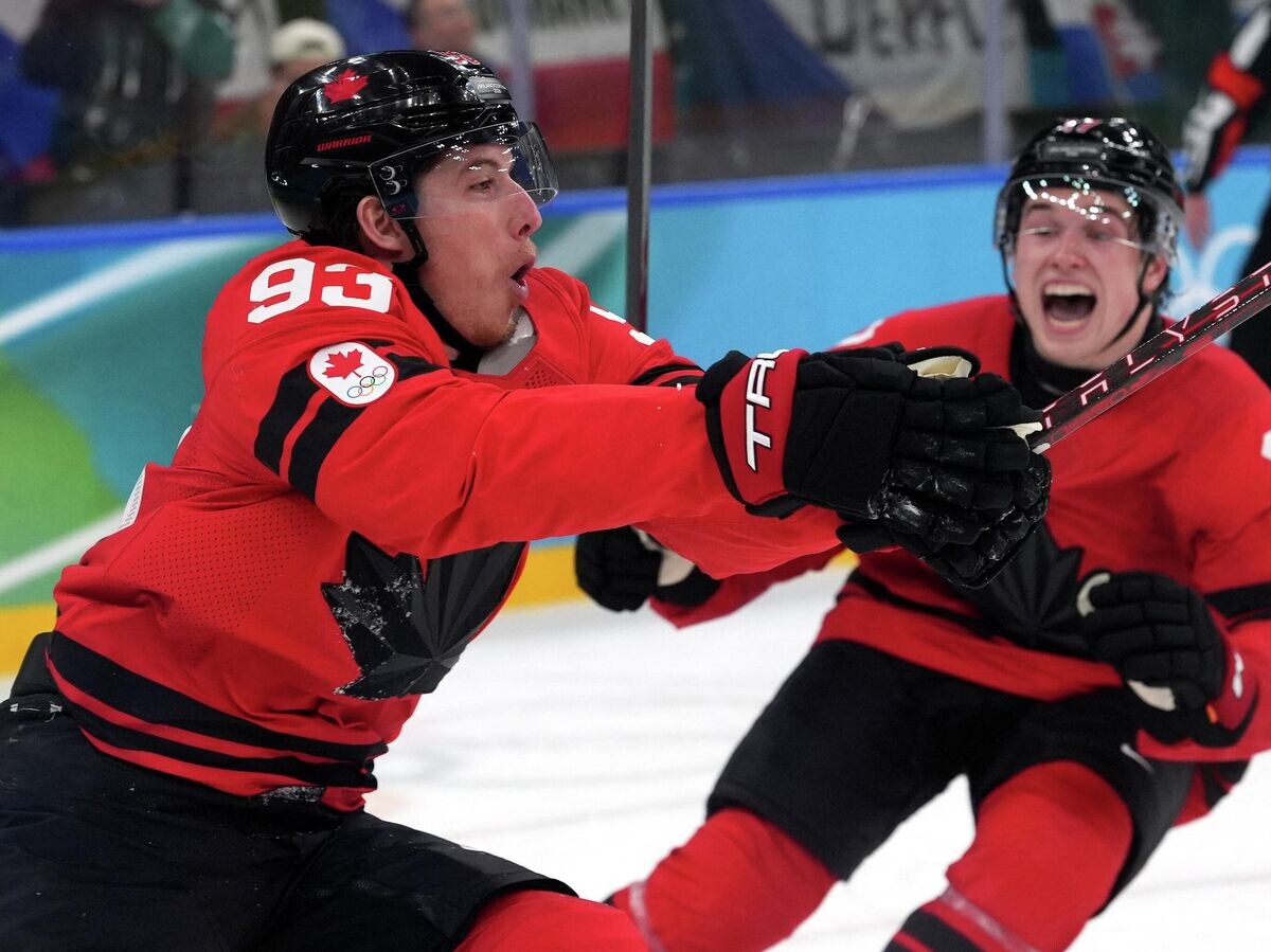    Хоккеист сборной Канады Митч Марнер празднут гол в матче с Чехией на Олимпиаде-2026 | © REUTERS / AMBER SEARLS