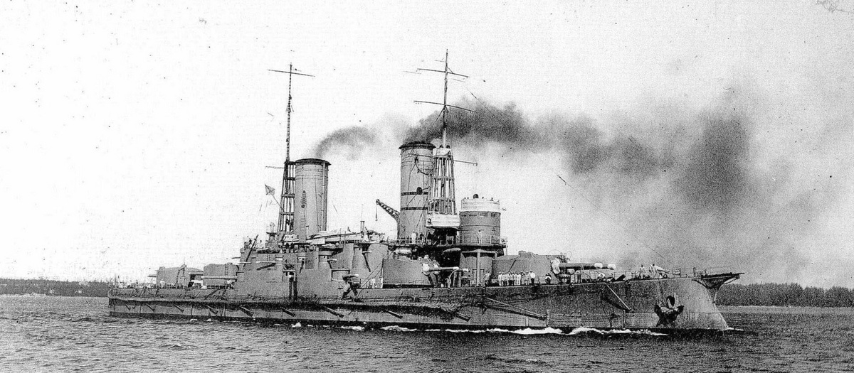 Линкор «Император Павел I» с волноотводом на носу и частично срезанными решетчатыми мачтами. © wikipedia.org