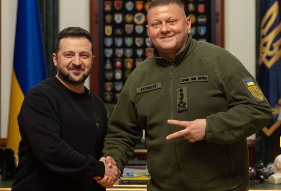 Маленький это не легитивный  диктатор Зеленский. Большой это его раздражитель Залужный.