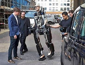 Биоробот Рекс стал первым в мире бионическим человеком, его можно назвать уже почти живым. Биочеловек обошелся создавшей его робототехнической компании Shadow (Великобритания) в один млн долларов.