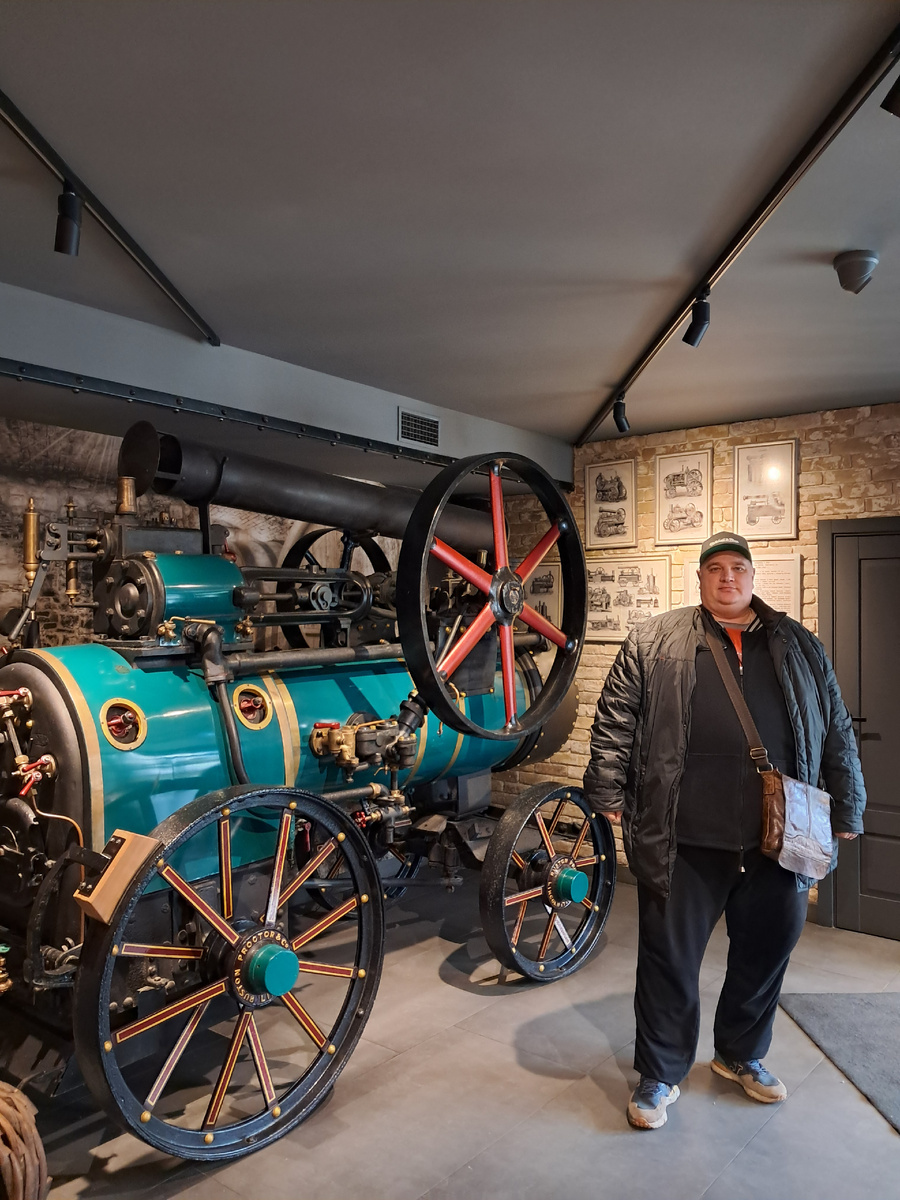 При входе внутри стоит такой экспонат.