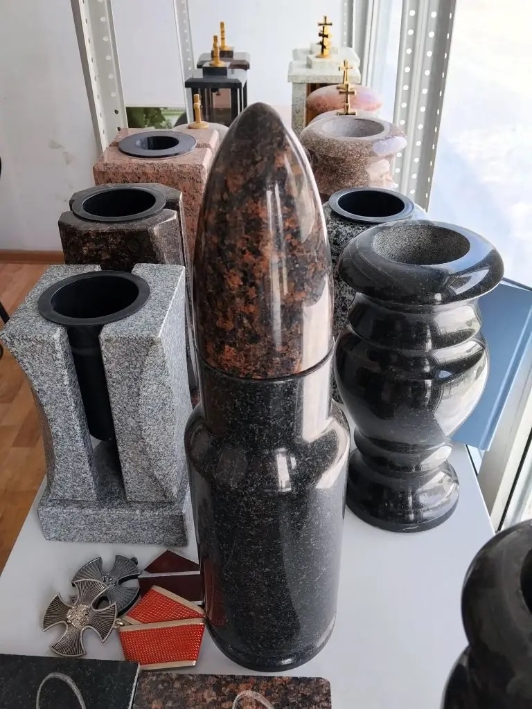 Гранитная пула внутри имеет полость объемом 0,3л