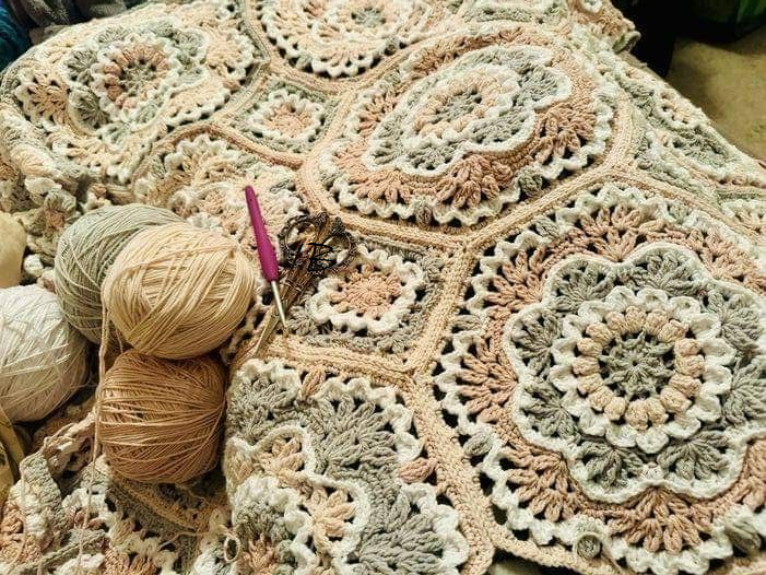 «Бабушкин квадрат» крючком, остаётся популярным и любимым узором