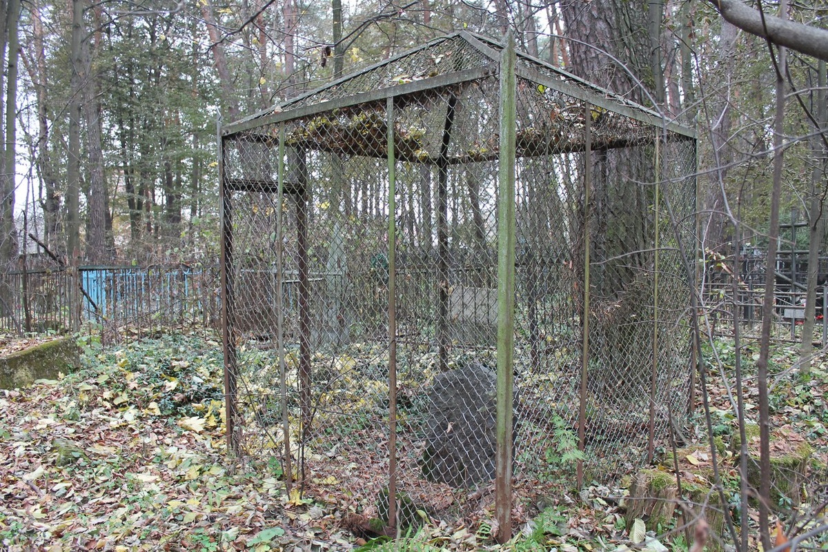 Пример защиты могилы от вандалов в советские времена