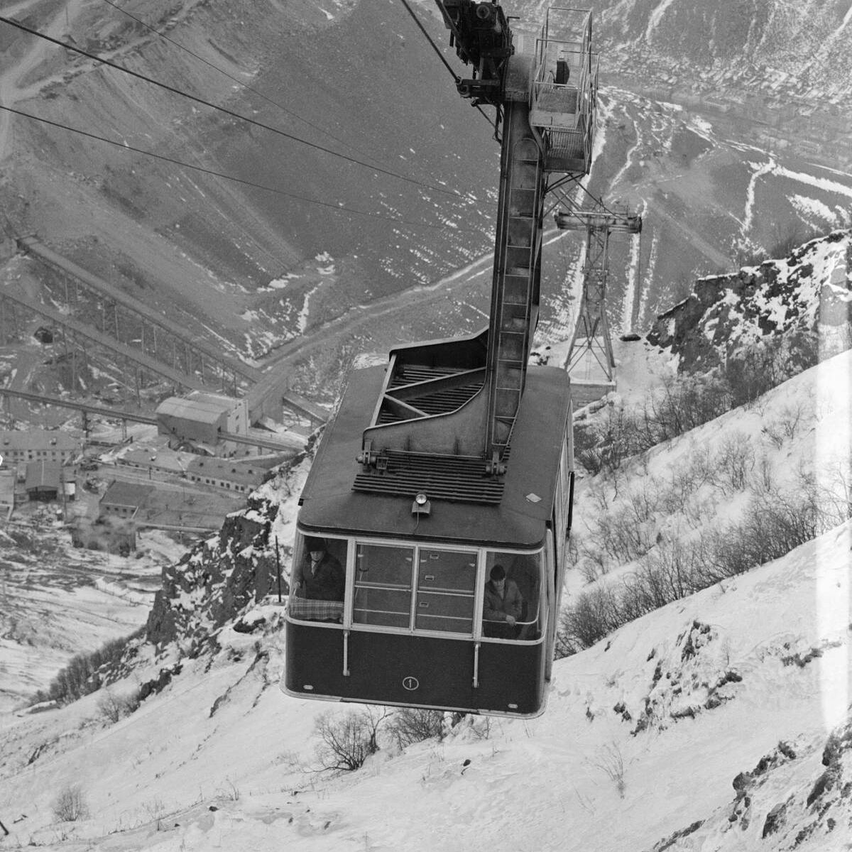 Фотография кантной дороги города Тырныауз. 1976г.