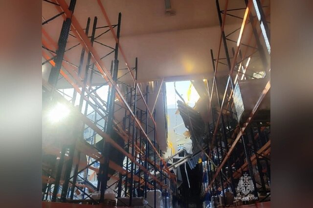    Рухнула крыша распределительного центра. Фото: МЧС России