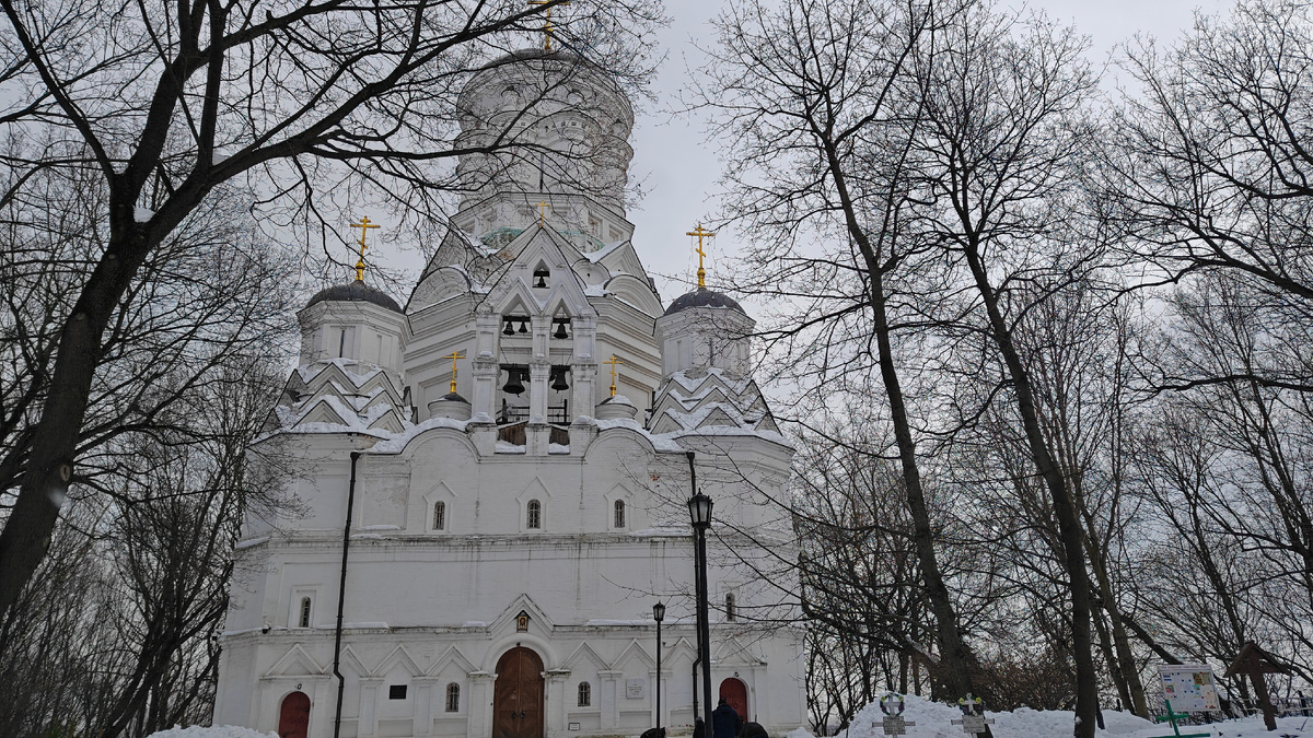 Храм Усекновения главы Иоанна Предтечи со стороны Дьякова городища в парке Коломенское. Жило в этих местах финно-угорское племя меря, они коренные, изначальные москвичи!) Фото Елены Кузнецовой.