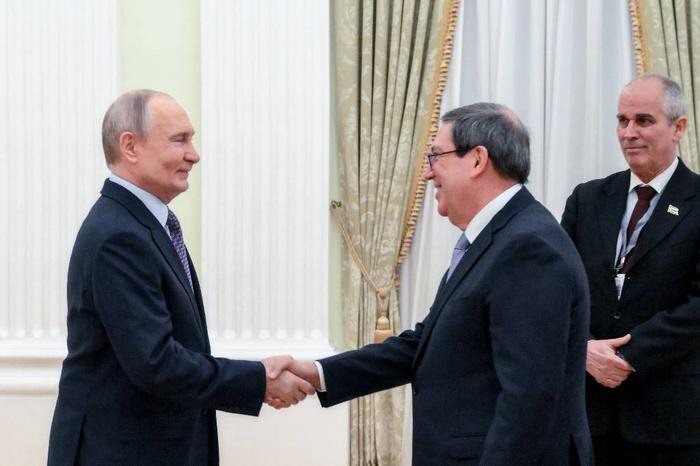Владимир Путин и глава МИД Кубы Бруно Родригес Париллья. Обложка © ТАСС / POOL / Григорий Сысоев