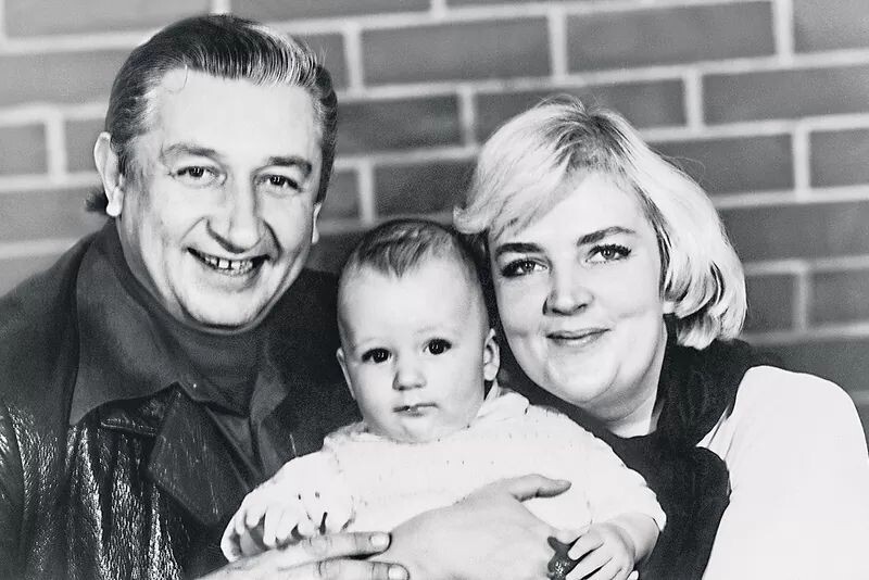    Счастливые родители Борис Владимиров и Татьяна Державина с маленьким сыном Михаилом.